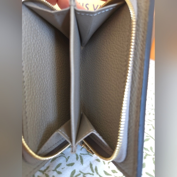 Louis Vuitton Cléa Wallet Monogram Empreinte Bicolor - Picture 4 of 8